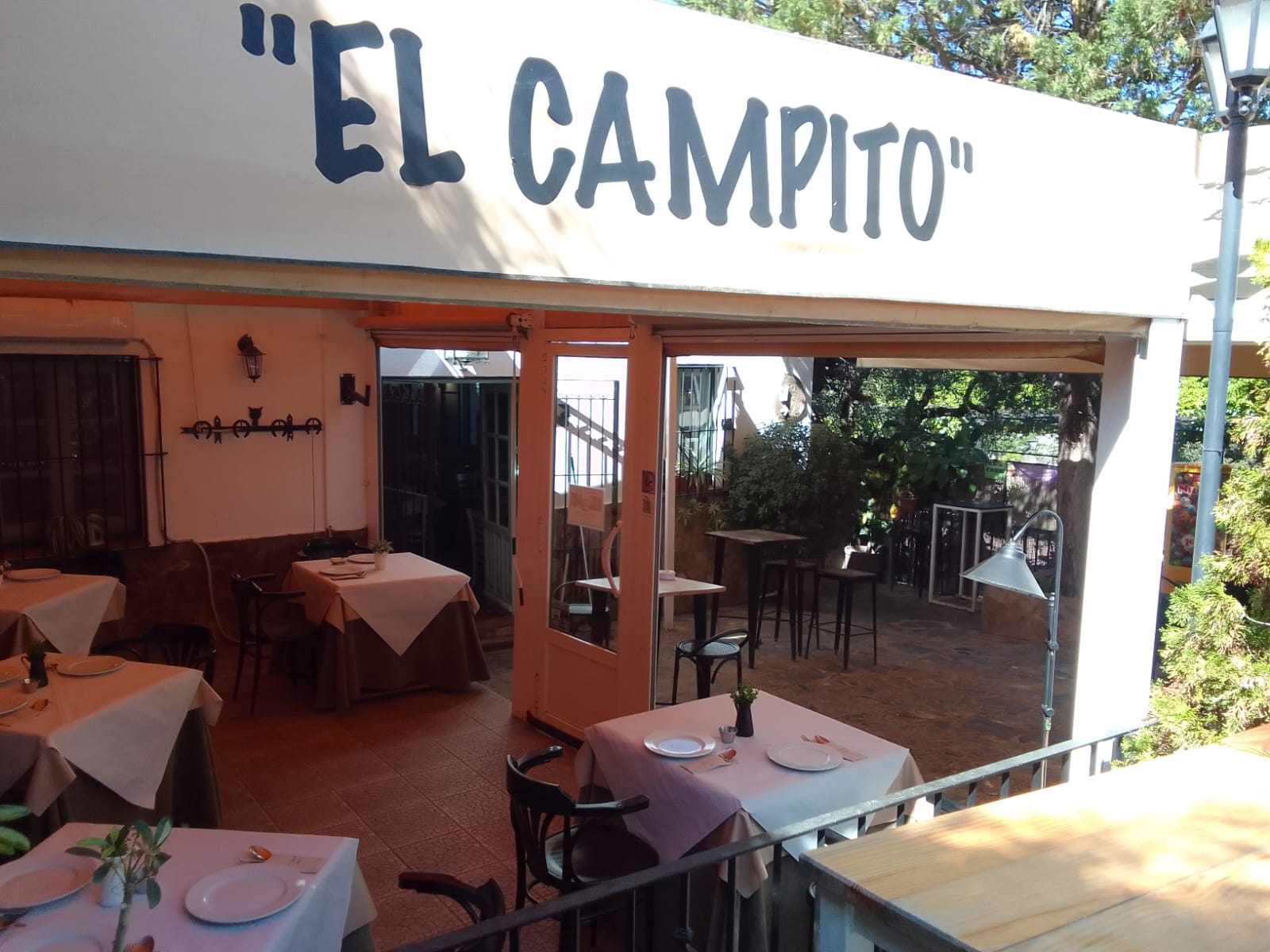 Fachada y terraza del Restaurante El Campito
